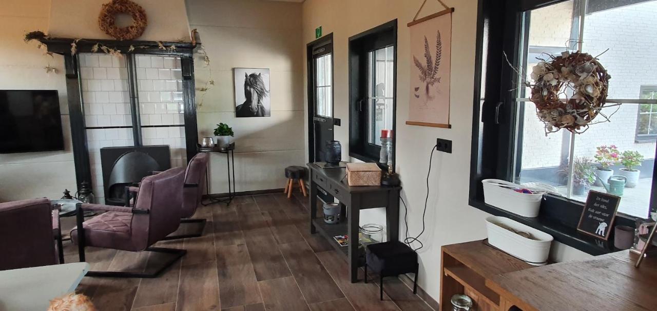Luxe Gastenkamer Met Living En Keuken Bij Friezen Paarden Stal Pellendijk Westendorp Exterior foto