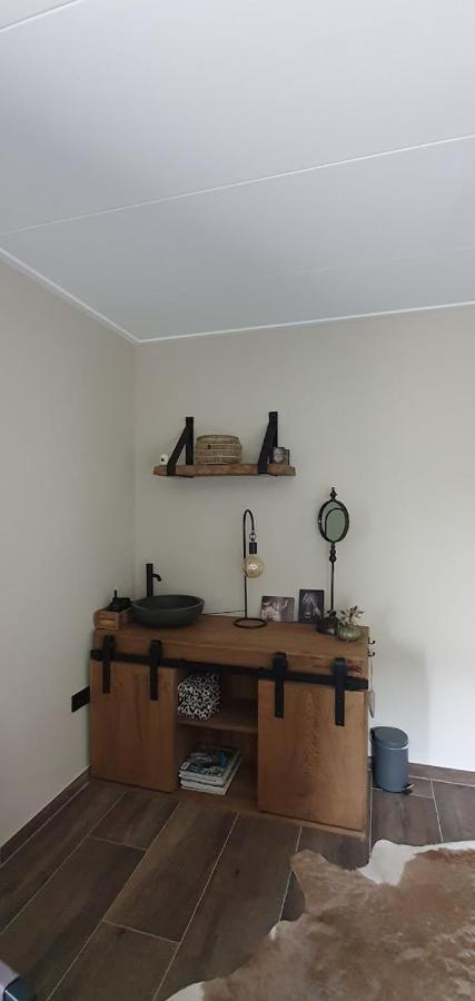 Luxe Gastenkamer Met Living En Keuken Bij Friezen Paarden Stal Pellendijk Westendorp Exterior foto